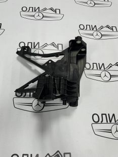 Кронштейн передней панели правый Mercedes W213 C238 W257